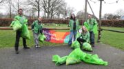 Burgemeester helpt scouting Hiawatha met opruimen