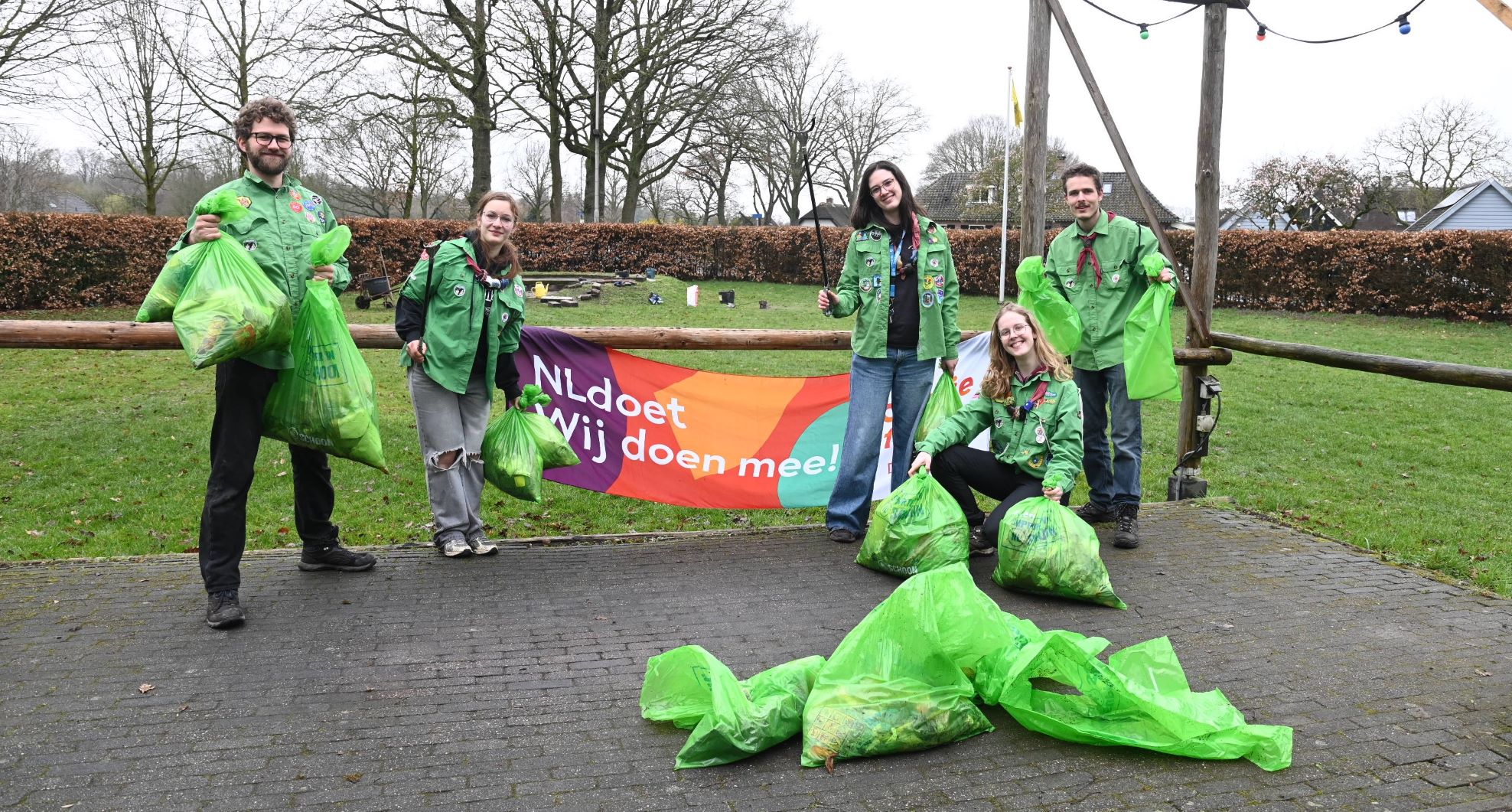 Burgemeester helpt scouting Hiawatha met opruimen