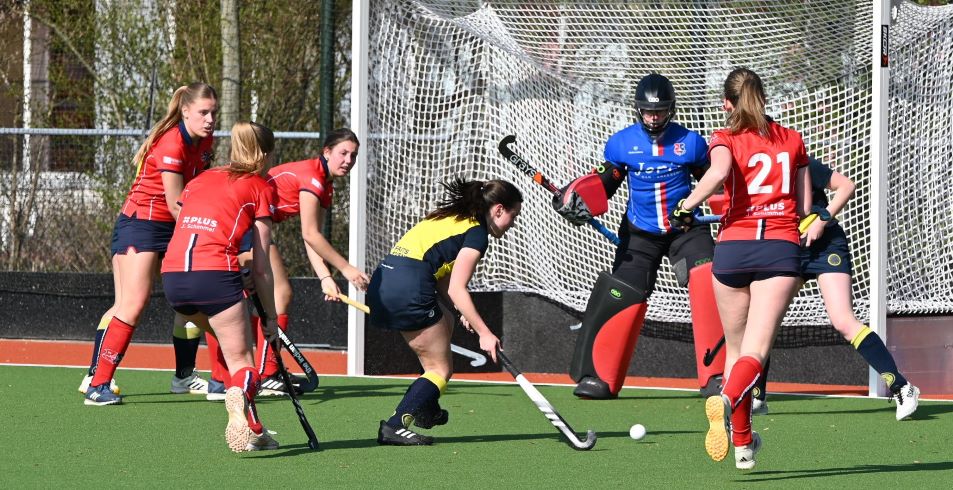 Nijkerkse hockeydames winnen eerste wedstrijd op nieuw hoofdveld