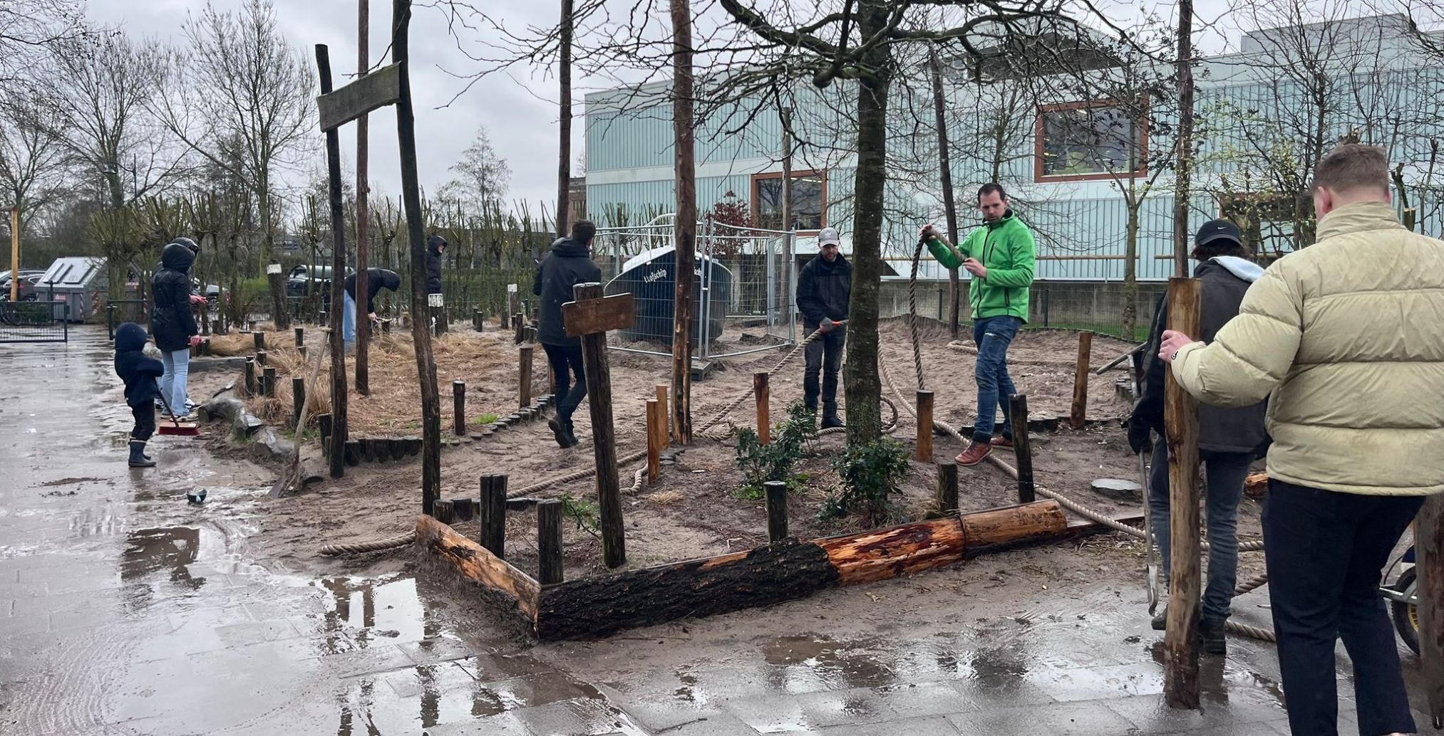 MBO-studenten trotseren stromende regen voor nautische metamorfose op basisschool De Hoeksteen
