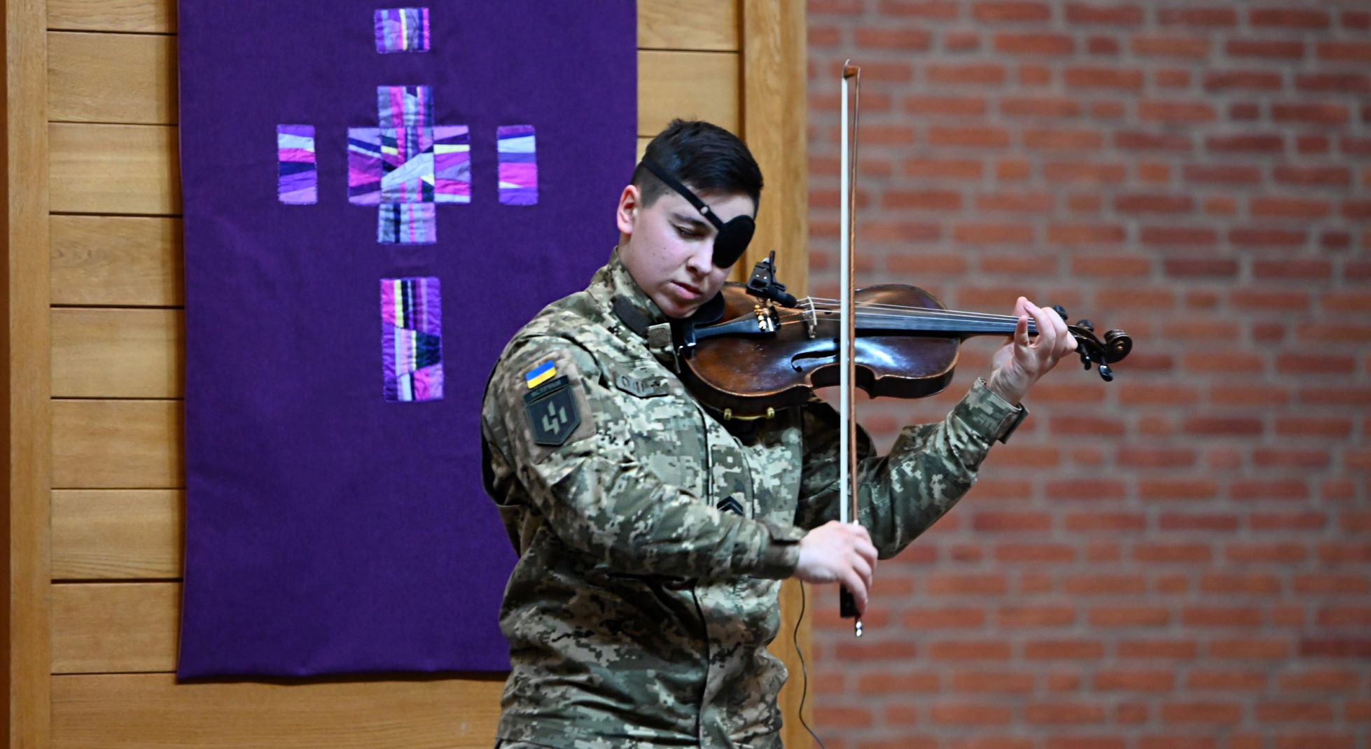 Oekraïense militaire muzikanten treden op in Kruiskerk Nijkerk