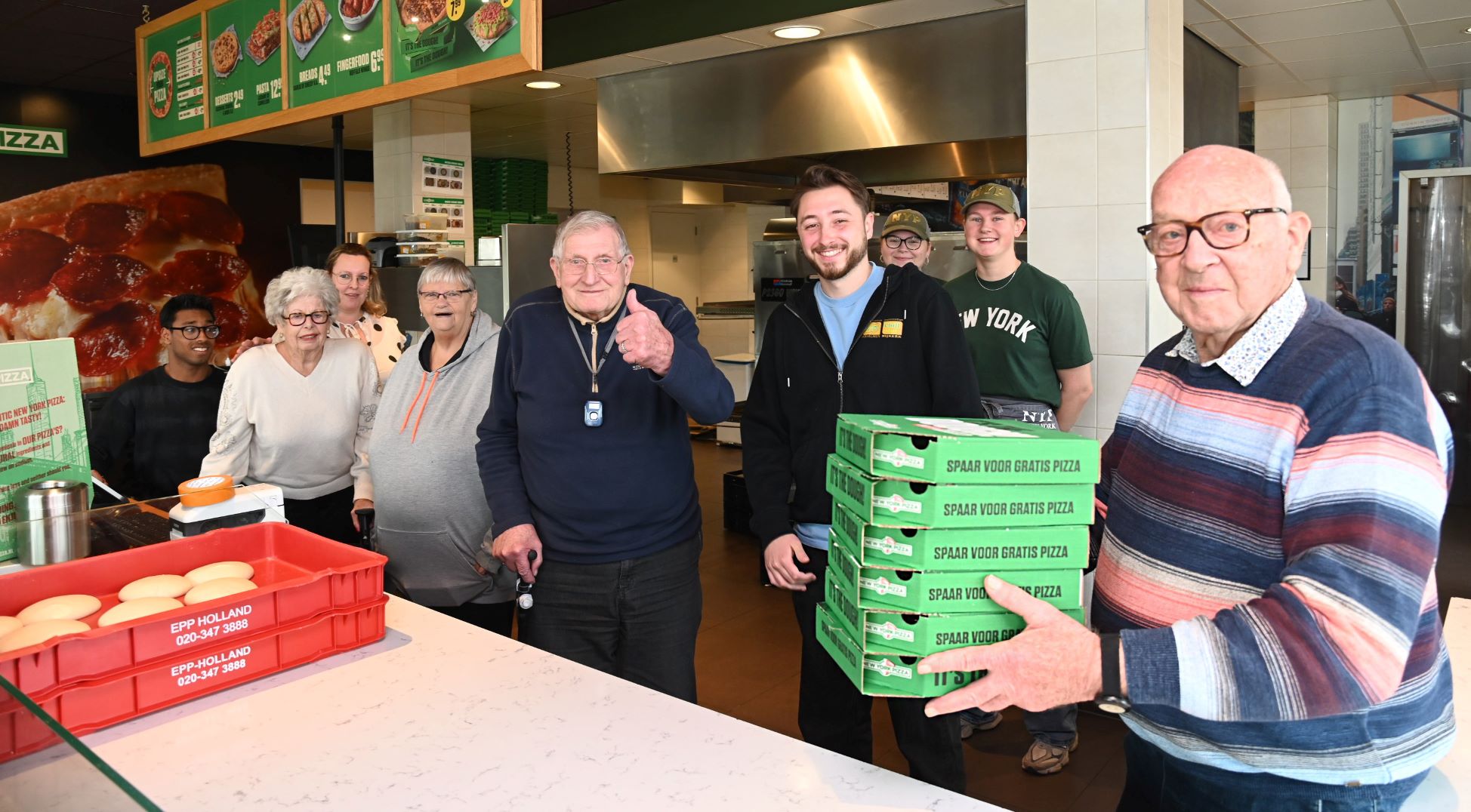 Ouderen uit Nijkerk bakken eigen pizza’s bij New York Pizza
