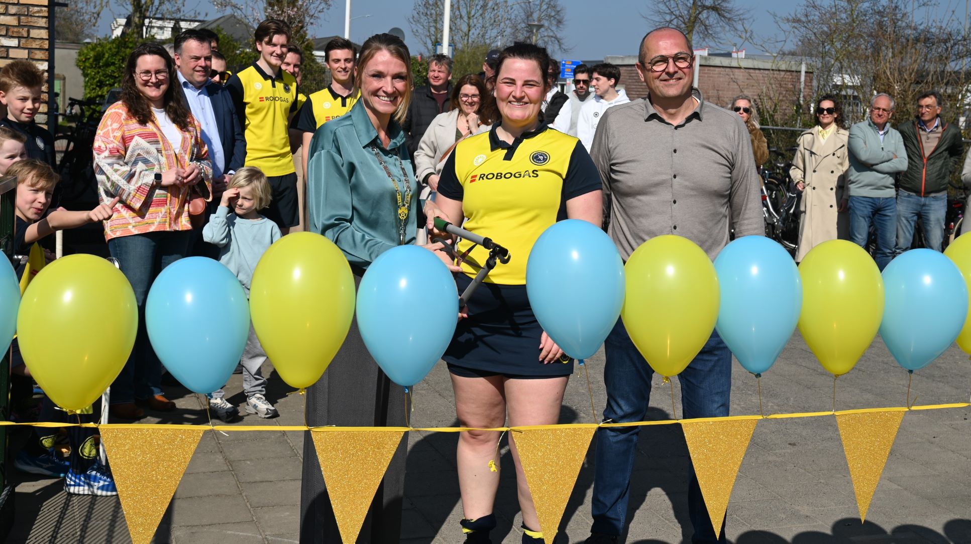 Burgemeester opent nieuw waterveld van Hockeyclub Nijkerk