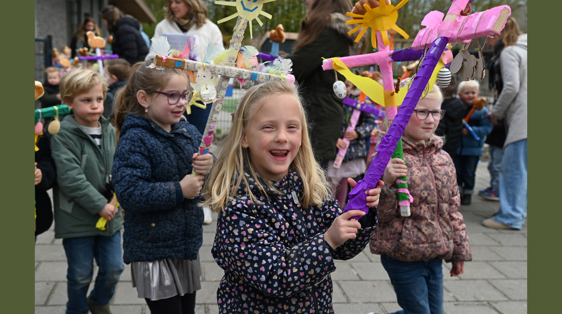 Palmpasenoptocht van basisschool De IJsvogel door Paasbos