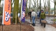 VVD Nijkerk-Hoevelaken steekt handen uit de mouwen bij De Torteltuin tijdens NLdoet