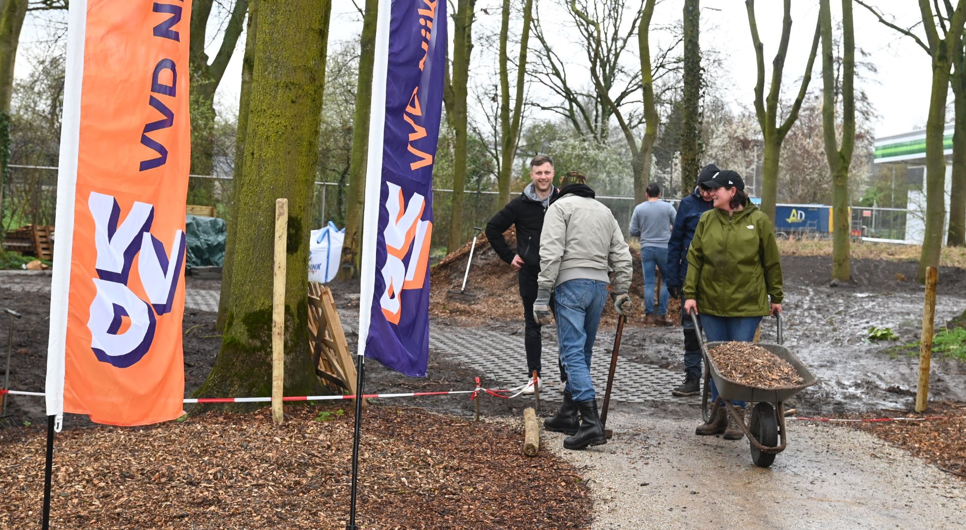 VVD Nijkerk-Hoevelaken steekt handen uit de mouwen bij De Torteltuin tijdens NLdoet