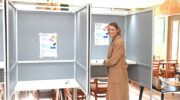 Burgemeester Tinet de Jonge brengt stem uit in Nijkerkerveen