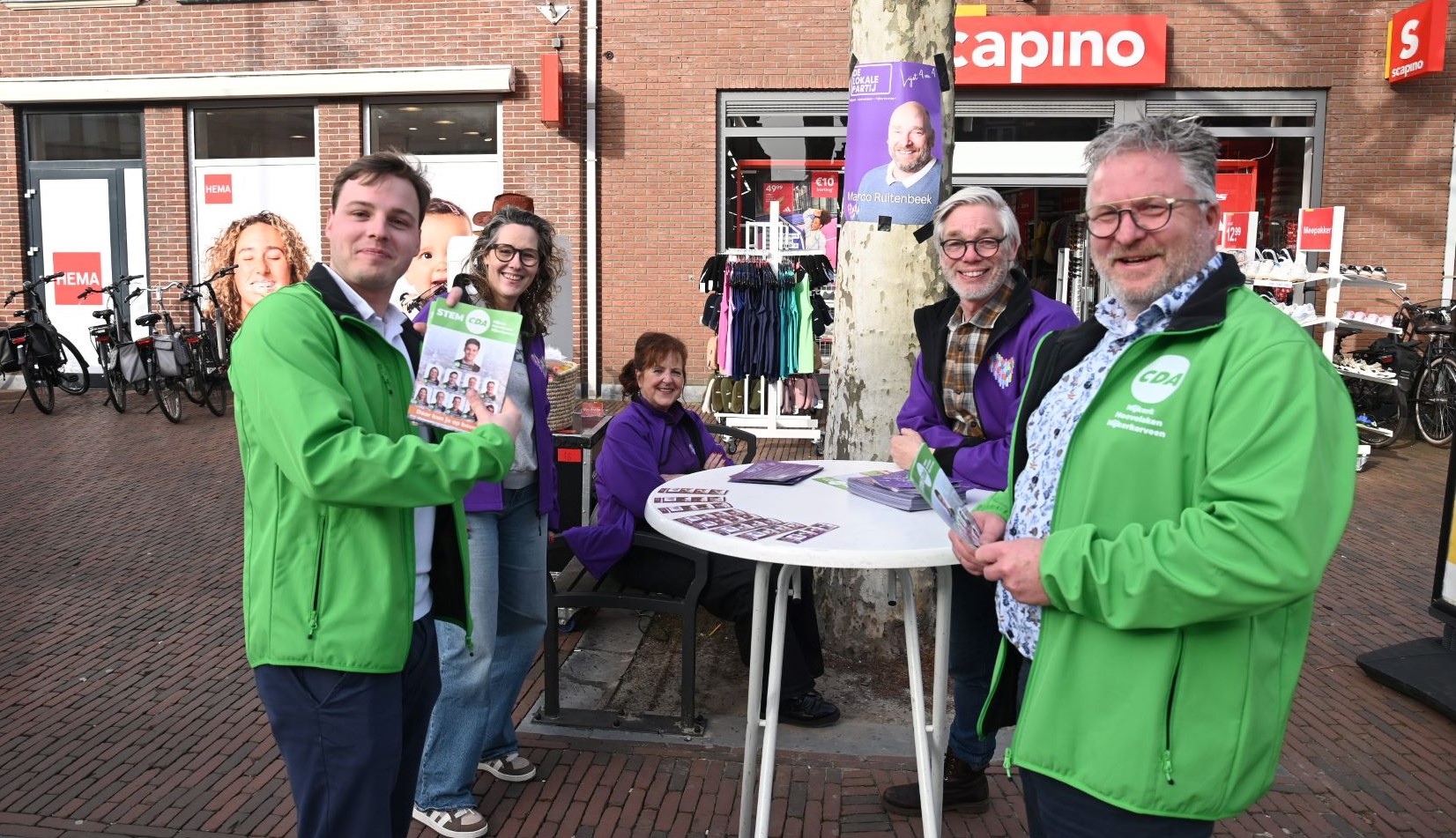 Politieke partijen bevolken de Nijkerkse weekmarkt