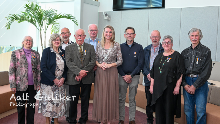 Gedecoreerden stralen tijdens tweede Oranjeborrel in gemeentehuis Nijkerk