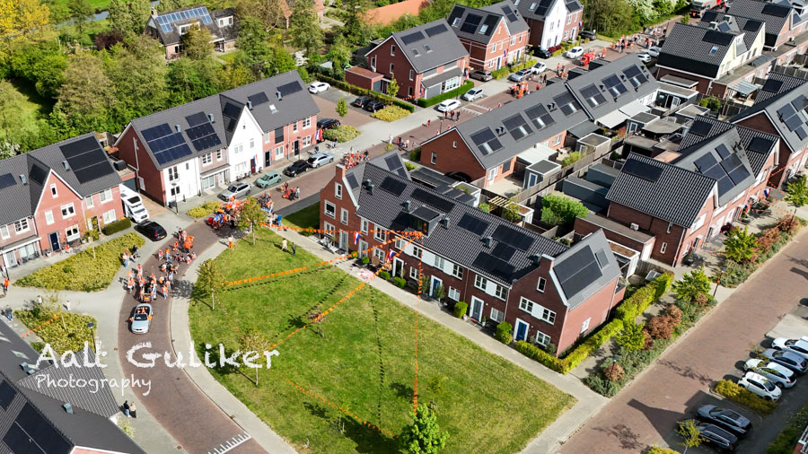 Optocht tijdens Koningsdag in Nijkerkerveen in het teken van muziek