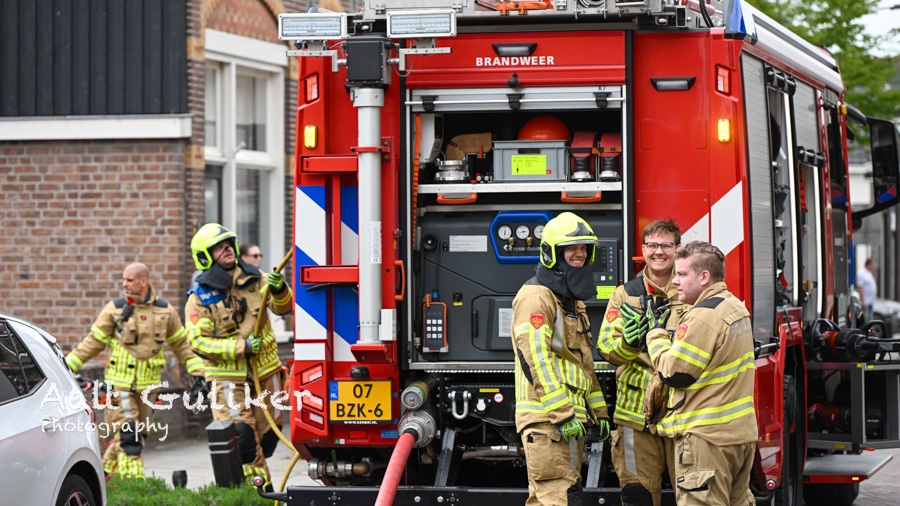 Beginnende autobrand aan Holkerstraat snel onder controle