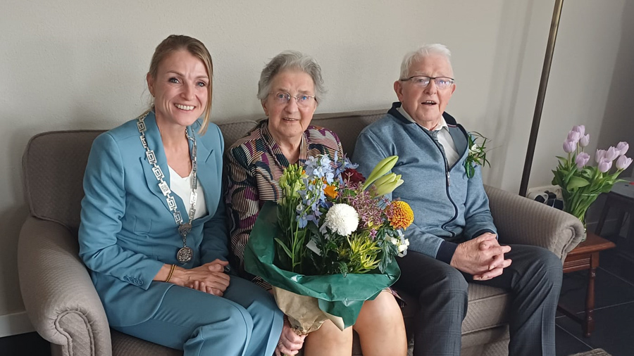 Burgemeester op bezoek bij bruidspaar Van de Beek voor 70-jarig huwelijk