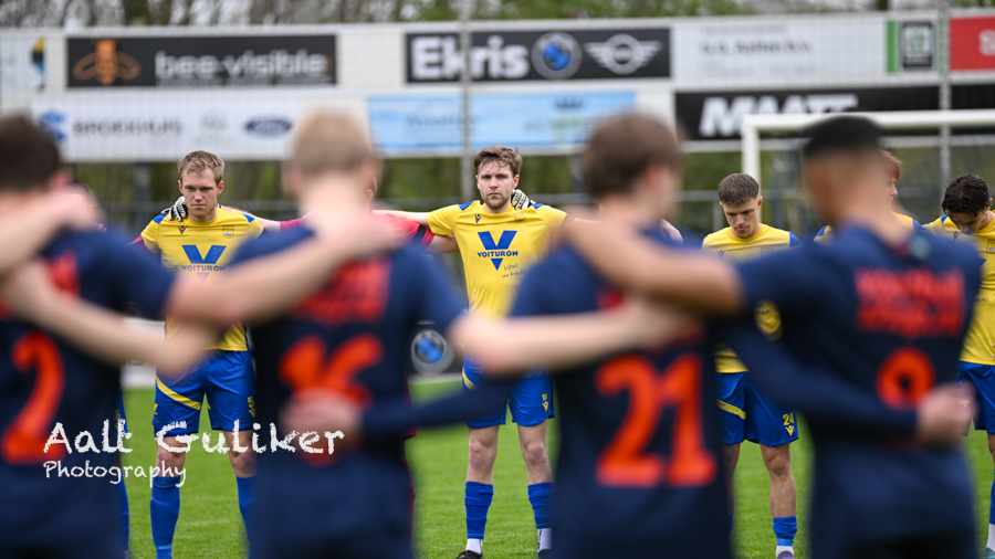 Indrukwekkende minuut stilte bij NSC Nijkerk voor clubicoon Jan Ziengs