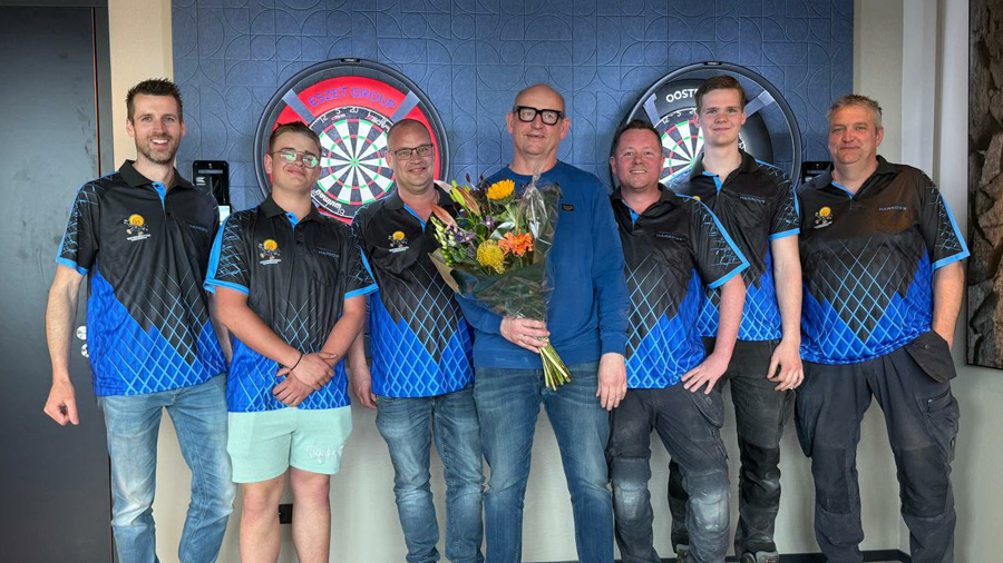Van Dunschoten Elektrotechniek sponsort shirts voor darters