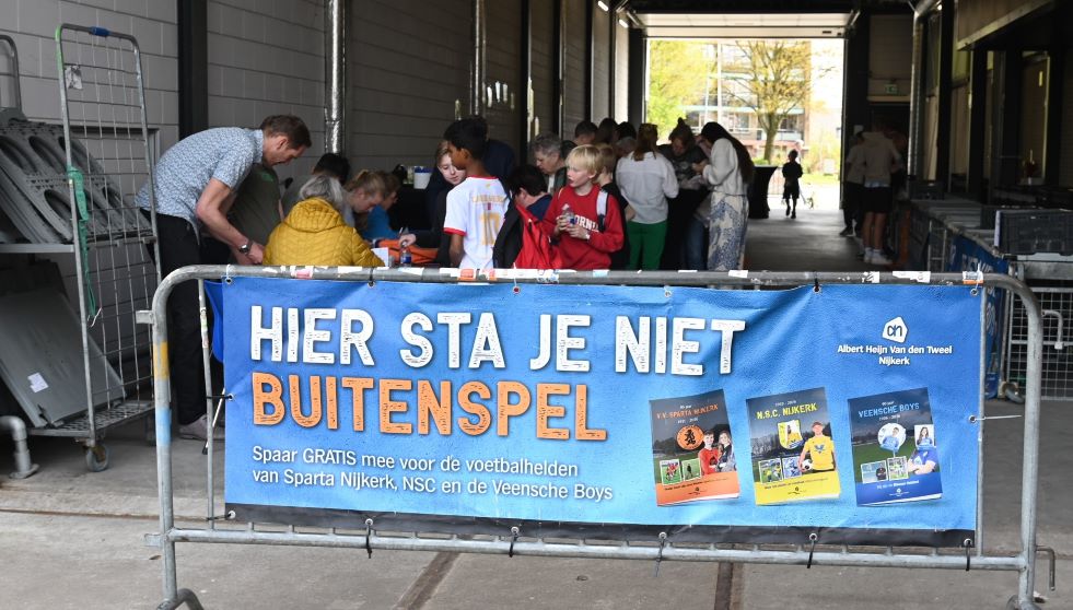 Blije gezichten tijdens slotakkoord voetbalplaatjesactie bij Albert Heijn Nijkerk