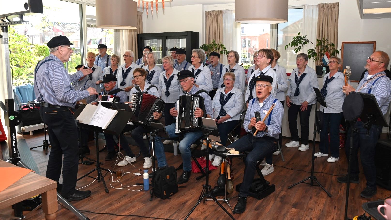 Shantykoor Ahoy brengt alsnog vrolijke klanken in Amaris Arkemheen na bewogen week