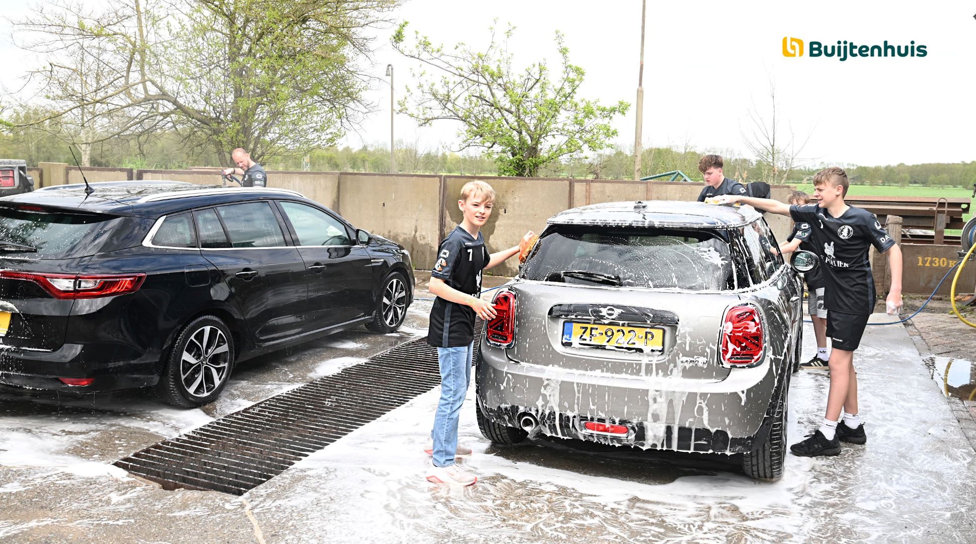 JO13-4 van Sparta Nijkerk wast auto’s glanzend schoon voor internationaal avontuur