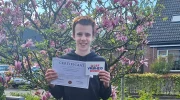 Timian Horst (16) uit Nijkerk draagt familieverhaal voor tijdens herdenking op Ereveld in Loenen