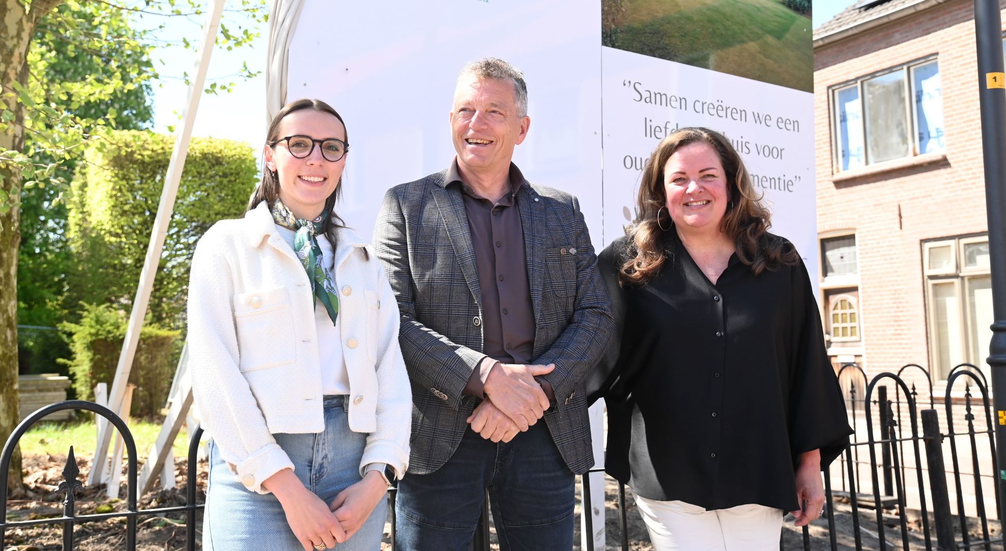 Wethouder Heutink onthult bouwbord Bagijnhof: dementiezorg midden in het Nijkerkse stadshart