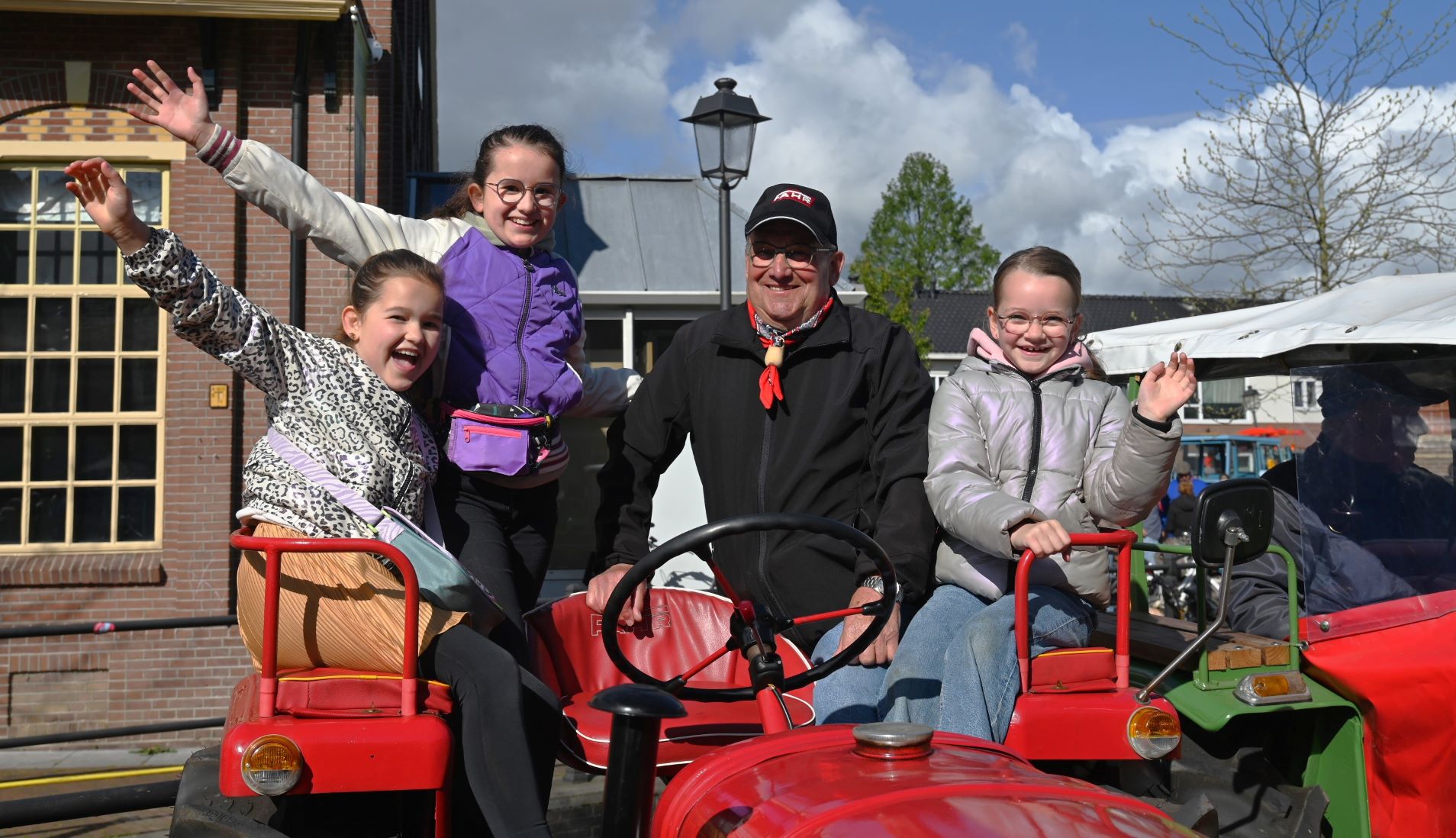 Grote belangstelling voor oldtimer tractoren Boerenmaandag