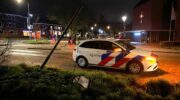 Auto vliegt op Callenbachstraat uit de bocht en ramt lantaarnpaal