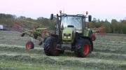Eerste grassnede van het land op de Amersfoortseweg