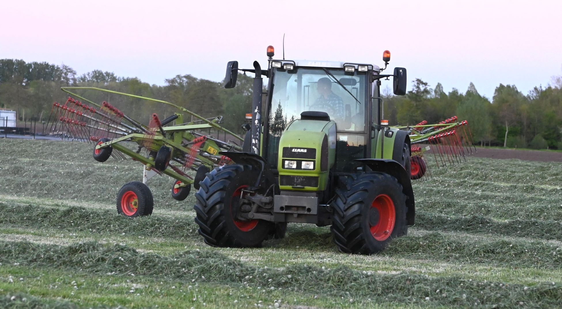 Eerste grassnede van het land op de Amersfoortseweg