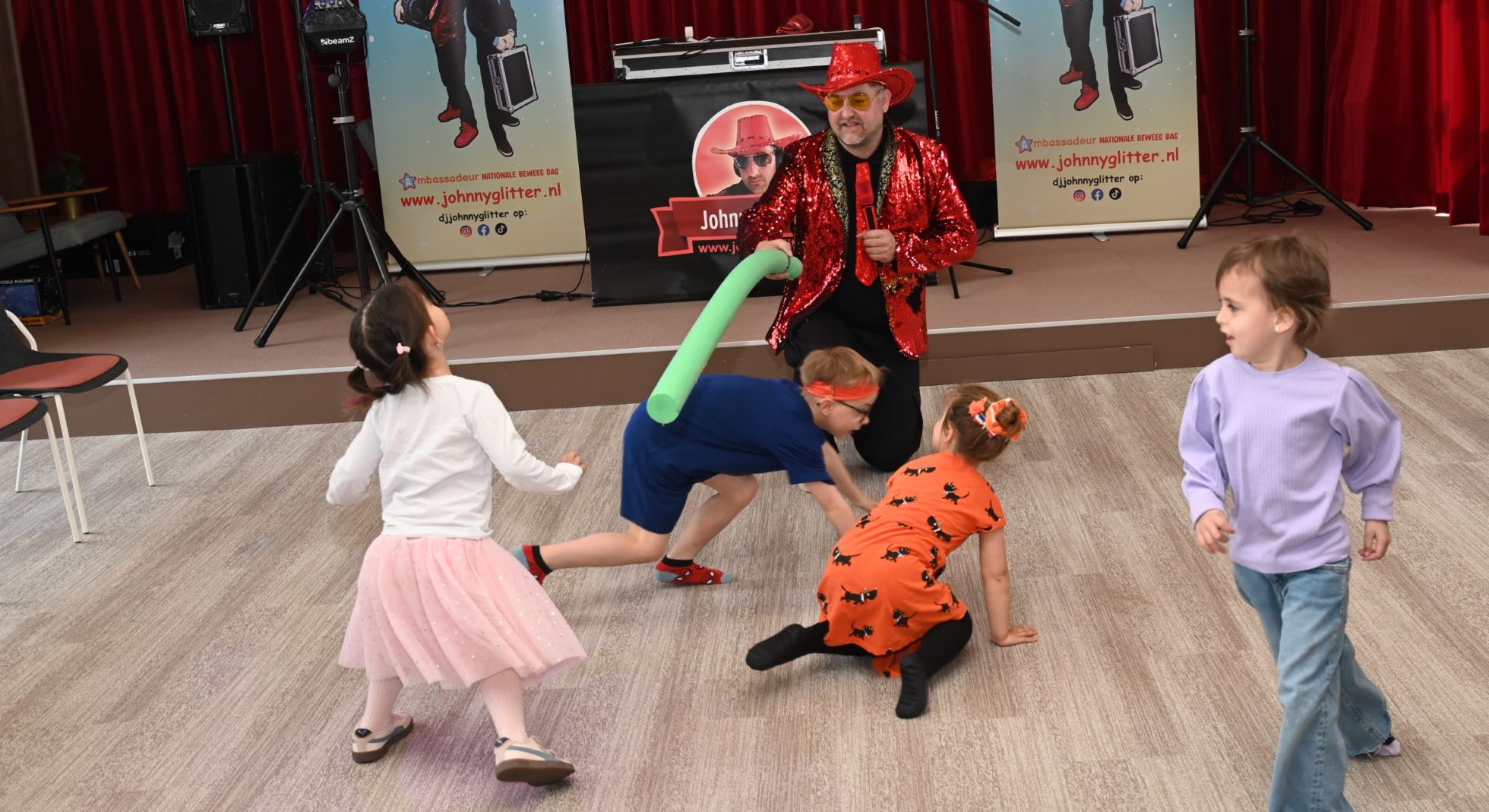 Johnny Glitter verzorgt disco in bibliotheek Nijkerk
