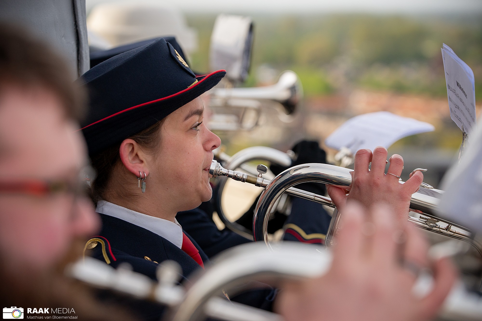 Nijkerks Stedelijk Fanfare Corps luidt Koningsdag 2026 feestelijk in vanaf de Grote Kerk