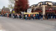 Enorme rij voor de traditionele tompouce van Bakkerij ten Have