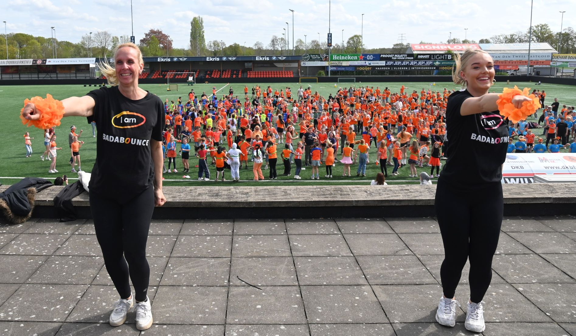 Honderden Nijkerkse scholieren vieren Koningsspelen op velden Sparta Nijkerk