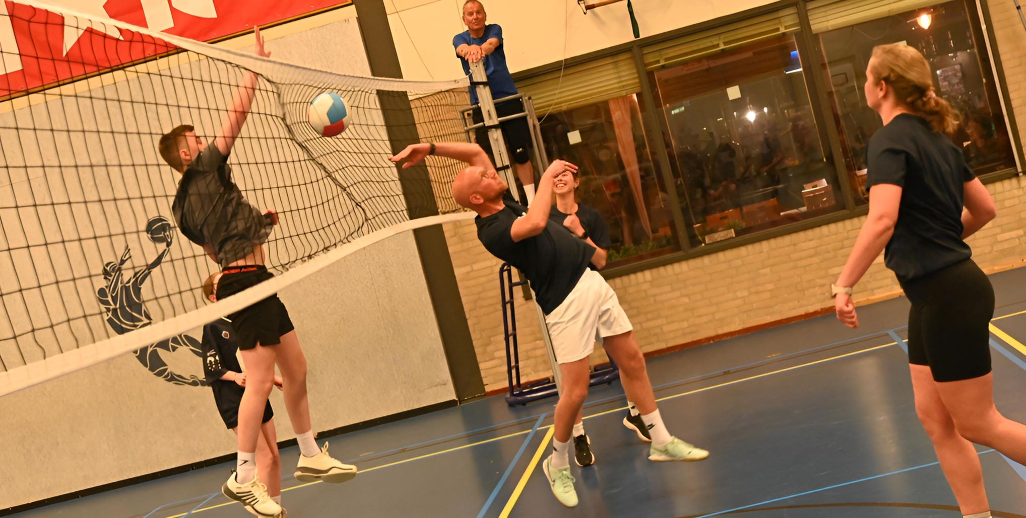 Druk volleybaltoernooi in Hoevelaken voor ‘Hoop voor Afrika’
