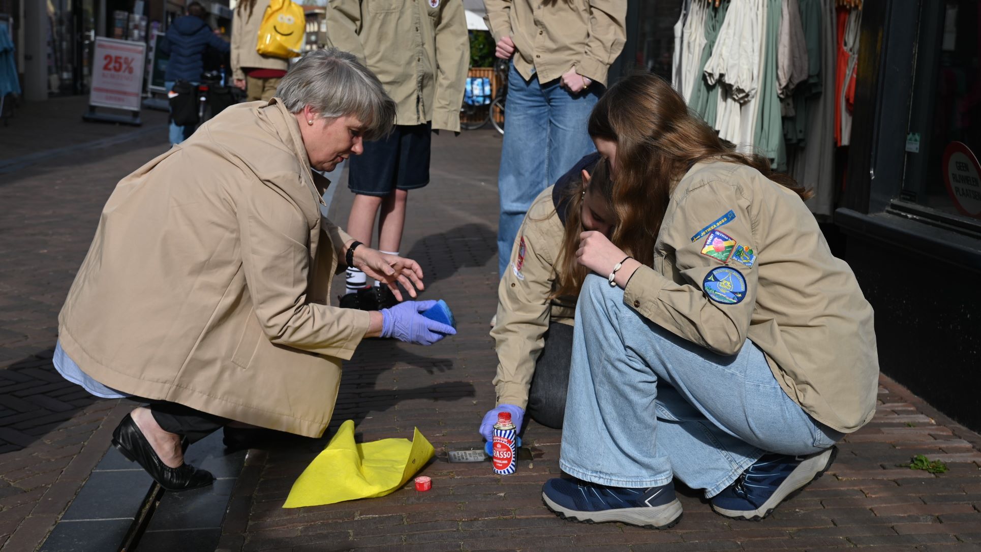 Nijkerkse scouts en wethouder Broekman op pad om struikelstenen te poetsen