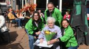 Oudste vrouw van Hoevelaken koopt eerste lot De Zonnebloem