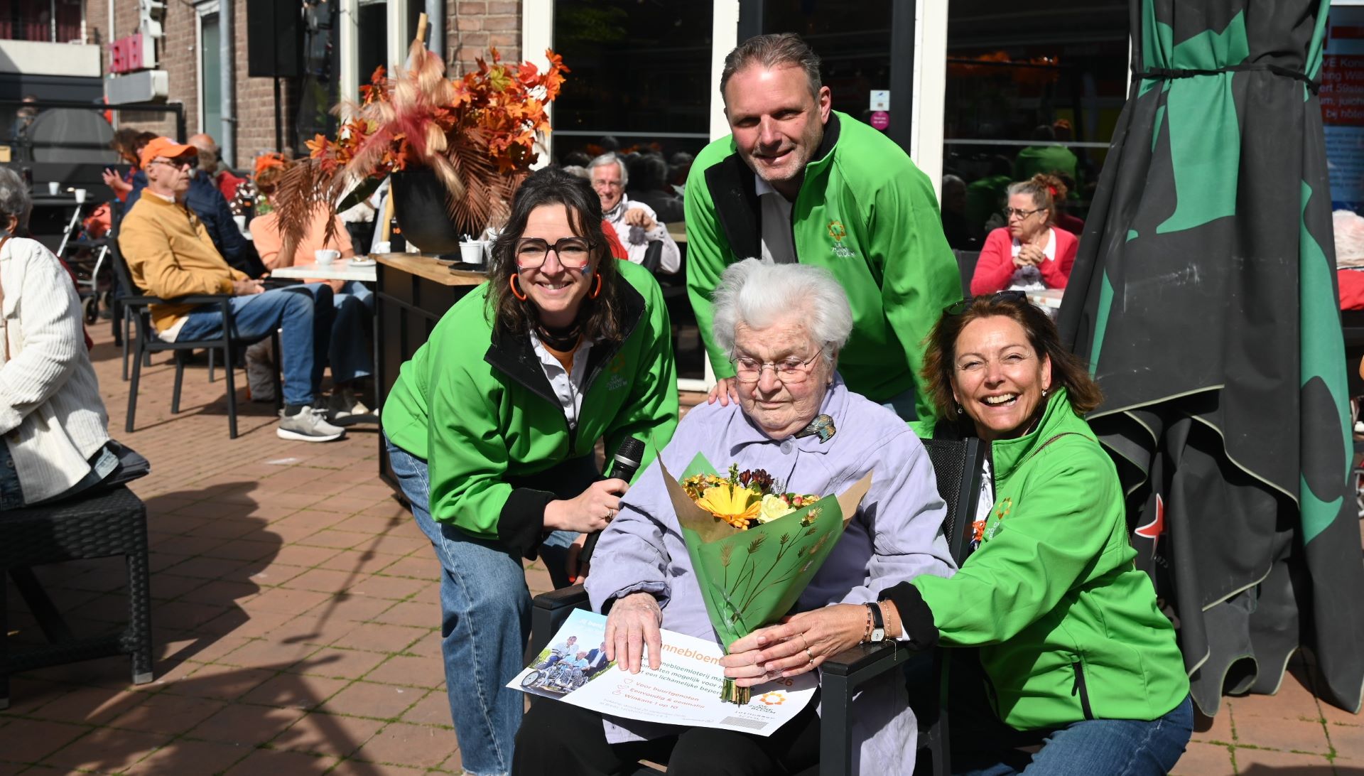 Oudste vrouw van Hoevelaken koopt eerste lot De Zonnebloem
