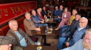 Burgemeester de Jonge bezoekt traditionele boerenborrel in Old Niekark: ‘Verleden en heden komen hier samen’
