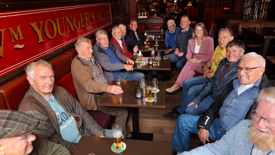 Burgemeester de Jonge bezoekt traditionele boerenborrel in Old Niekark: ‘Verleden en heden komen hie