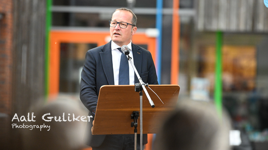 Indringende woorden van dominee De Graaf bij herdenking Nijkerkerveen: “Blijf de ander zien als mens