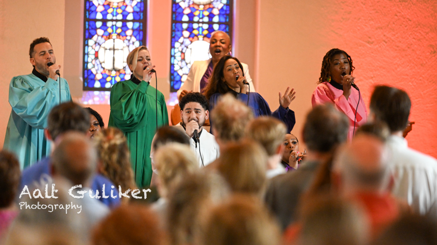 Vredeskerk goed gevuld voor inspirerende dienst met gospelkoor G-Roots
