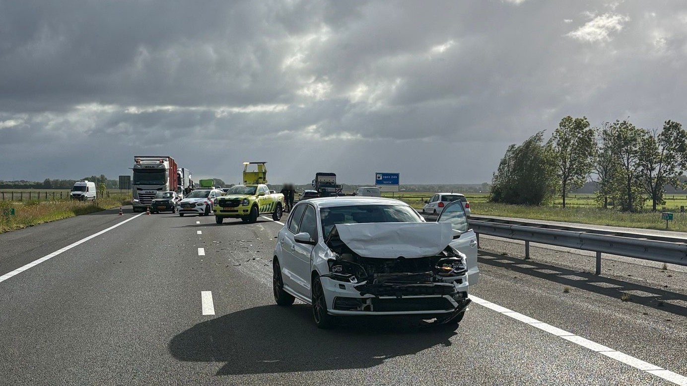 Auto betrokken bij ongeval op rijksweg A28