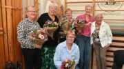 Bloemetjes voor de ‘motor’ van Appel en Driedorp: Vrijwilligers Appelhuus verrast