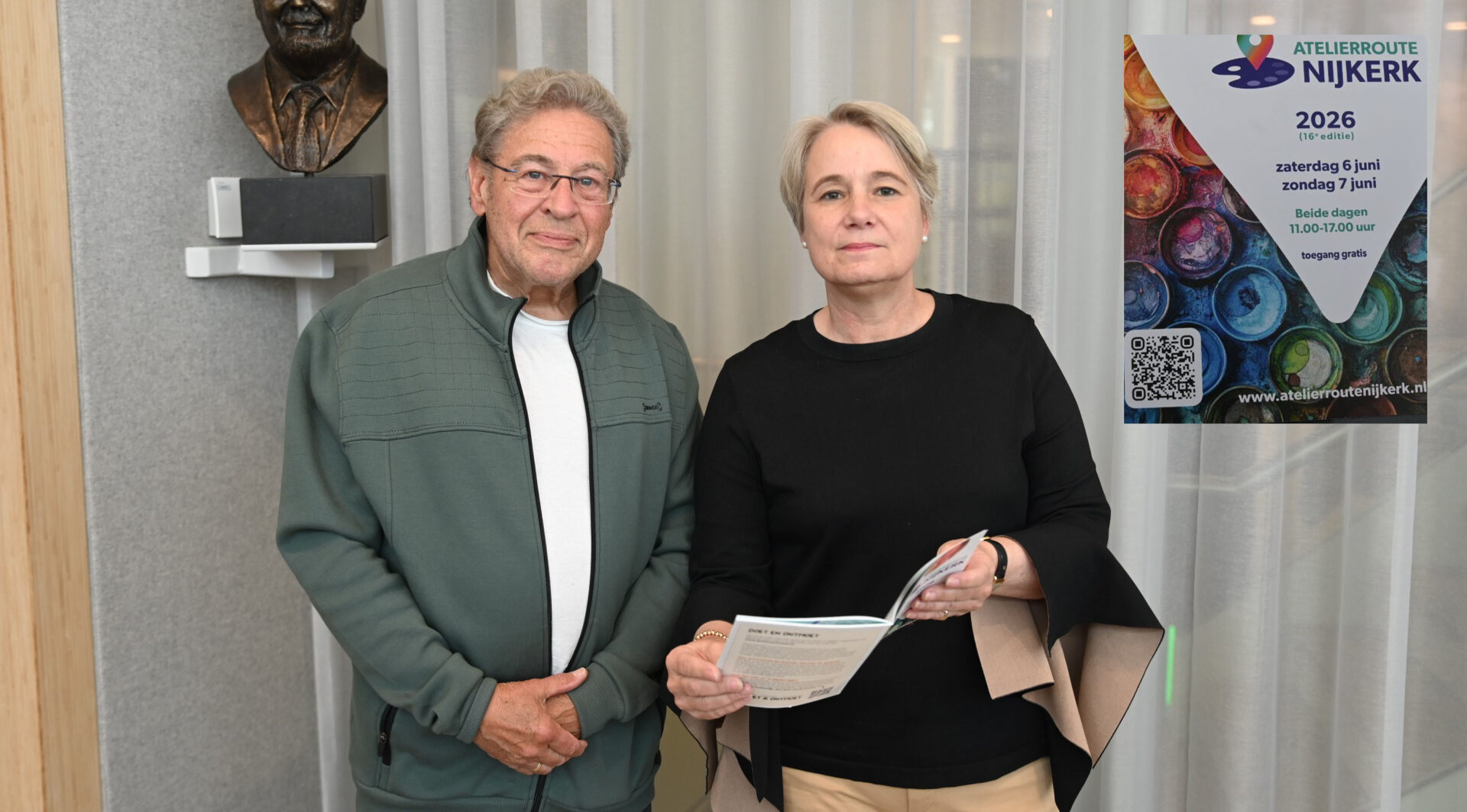 Atelierroute Nijkerk 2026: Eerste routeboekje overhandigd aan wethouder
