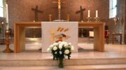 Nijkerkse kerken steken eindexamenleerlingen hart onder de riem met bloemenactie