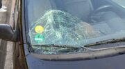 Steen op voorruit auto gegooid vanaf spoorviaduct Callenbachstraat Nijkerk