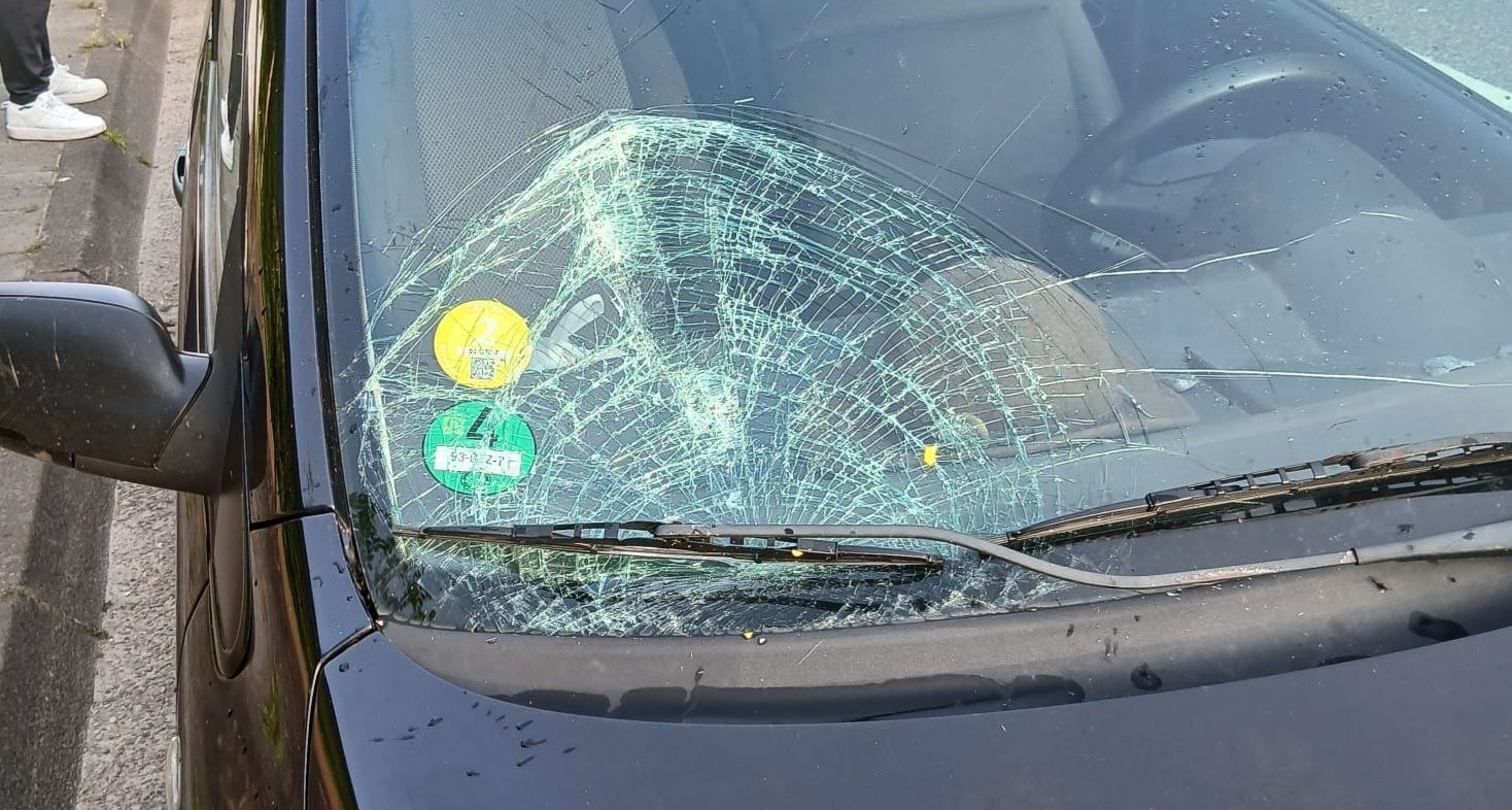 Steen op voorruit auto gegooid vanaf spoorviaduct Callenbachstraat Nijkerk