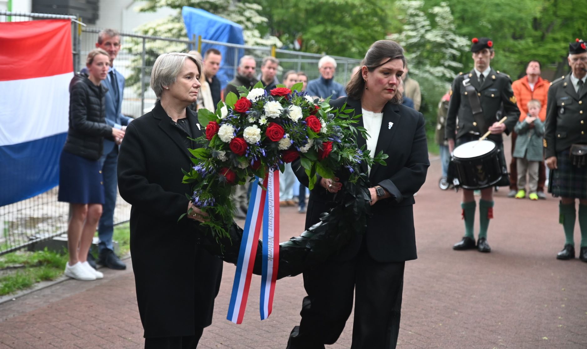 Indrukwekkende opkomst tijdens Dodenherdenking in Hoevelaken