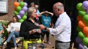 Stadsdichter René Speelman verrast wethouder Mariëlle Broekman met eerste ‘Espresso-gedicht’