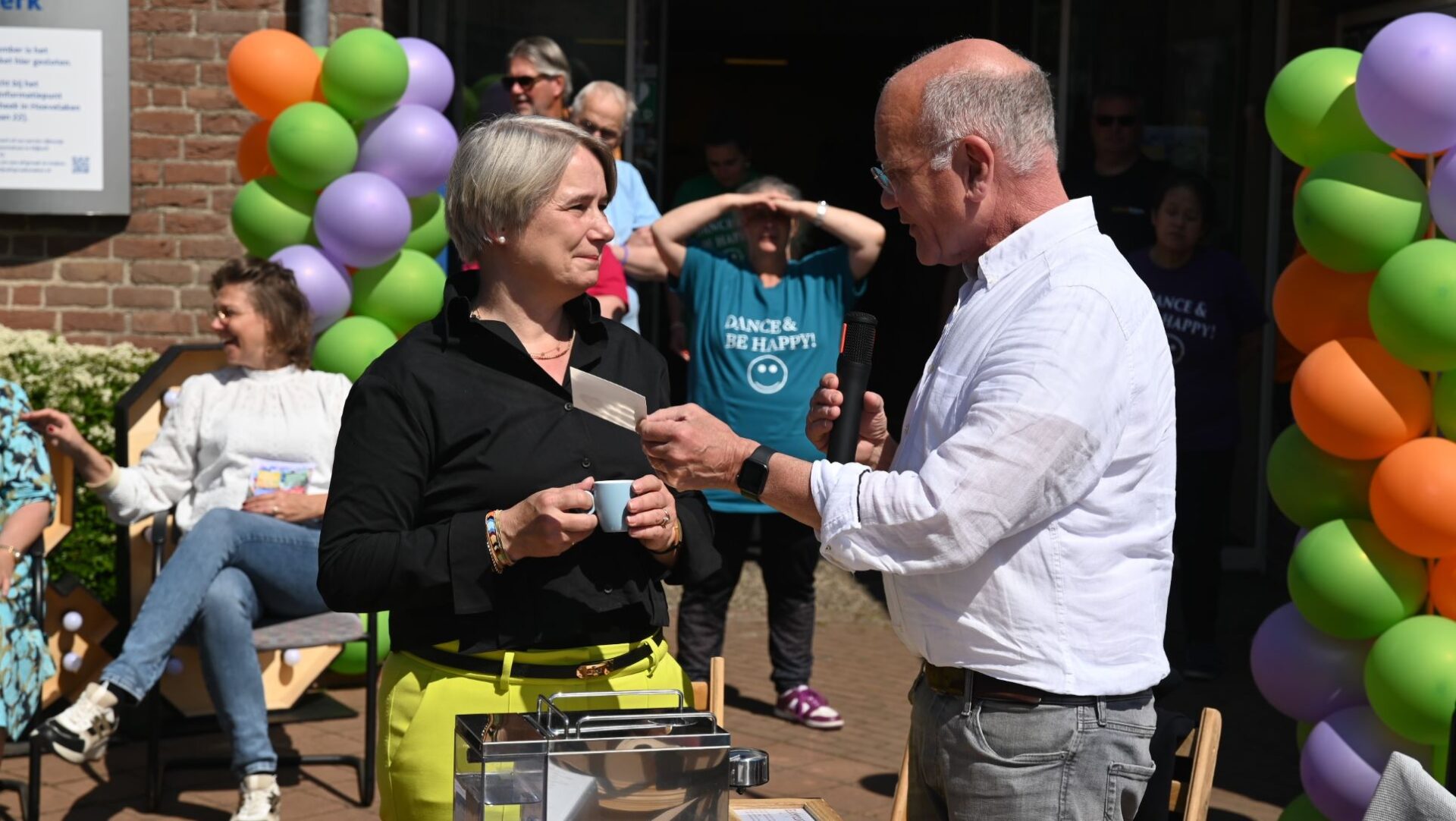 Stadsdichter René Speelman verrast wethouder Mariëlle Broekman met eerste ‘Espresso-gedicht’