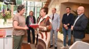 Bijna 400 handtekeningen overhandigd aan Nijkerkse raad van ‘Red het Havenlijntje’