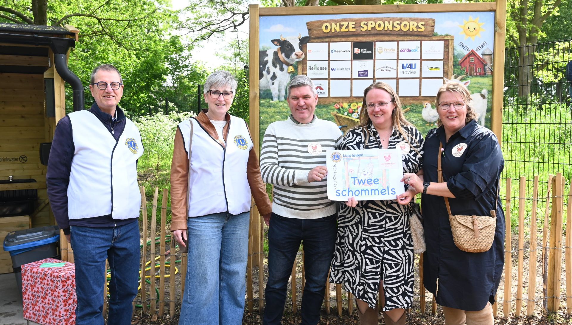 Lions Club Hoevelaken schenkt € 2.600 aan Kinderboerderij De Torteltuin voor nieuwe schommels